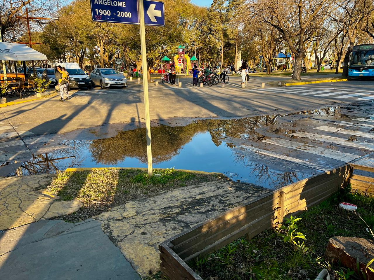 Otra vez el mal olor: volvió a haber un desborde de aguas servidas en la misma esquina céntrica de Funes